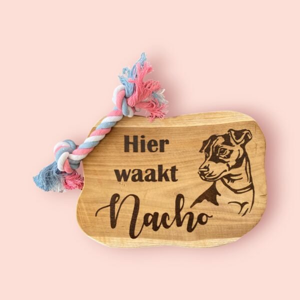 Teakhout S - hier waakt nacho